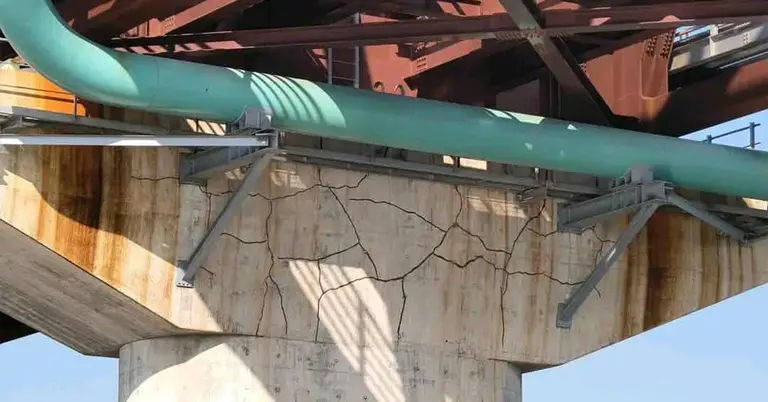 যমুনা রেলসেতুর নিচে পিলারে ফাটল